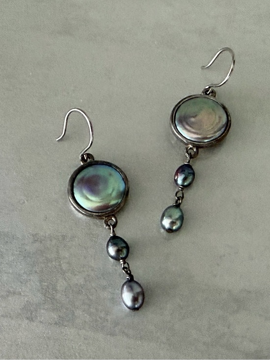 Jewelry - Lovely Vintage Kenneth Cole Silvertone Mother-of-Pearl/Black Pearl Drop Earrings